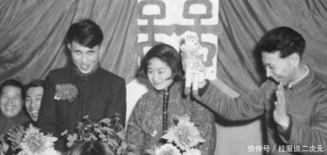 老照片|50年代的中国老照片：小学生捡稻根灭螟虫，女人杀猪干净利落！