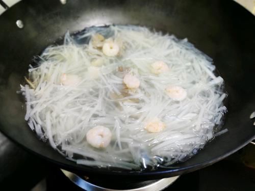  白萝卜和它是绝配，上锅煮一煮，营养极高，暖胃驱寒，天冷别忘吃