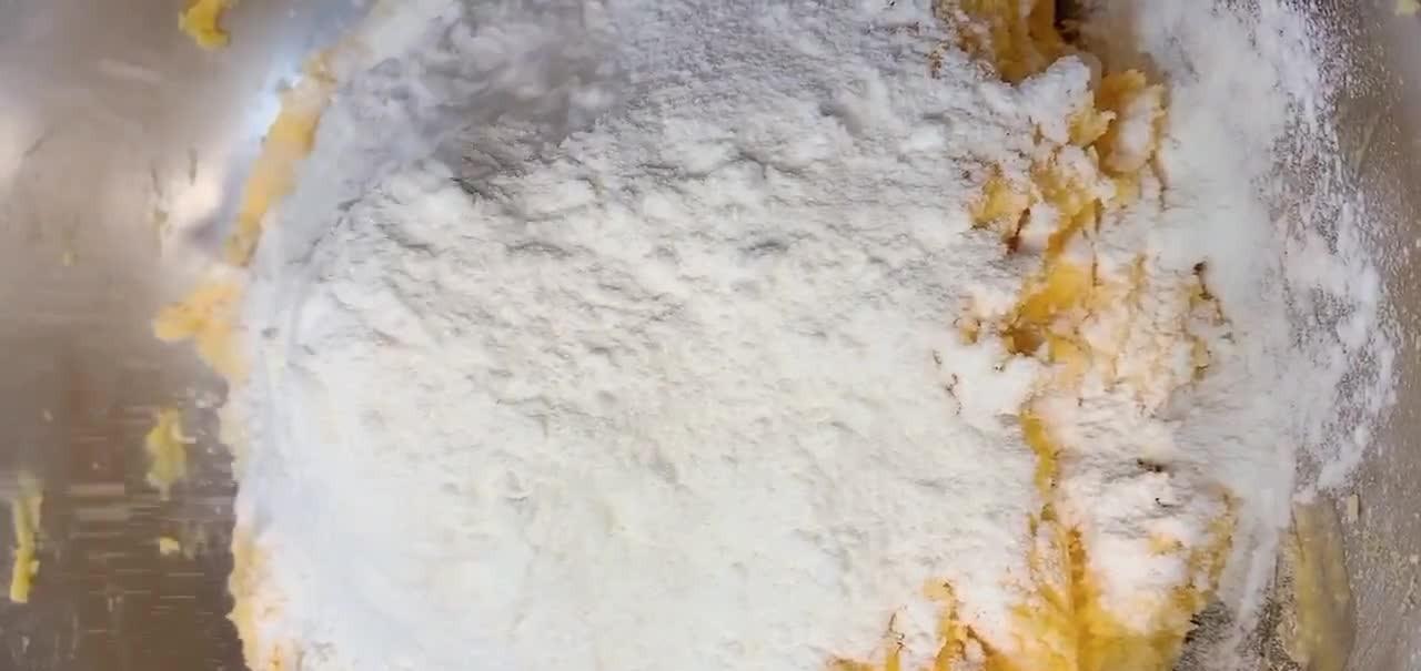 玉米面大锅贴饼的做法，口感外焦里香酥脆香甜，城里人奢求的美味