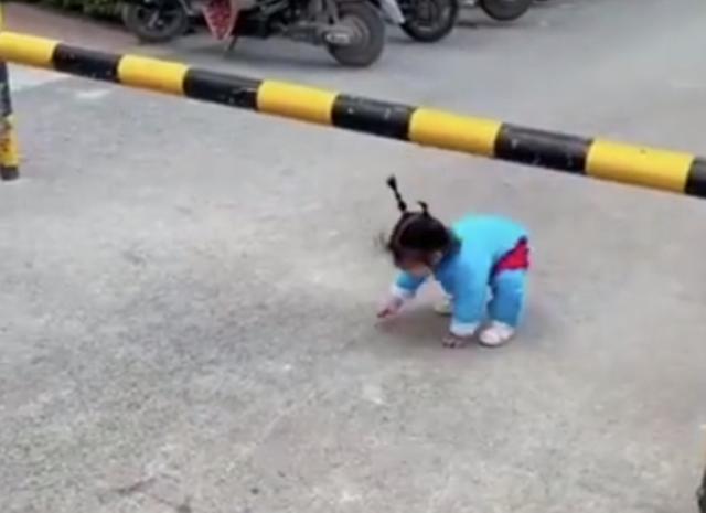 高估|萌娃扎“冲天辫”爬栏杆的姿势逗笑众人,网友:高估了自己的身高