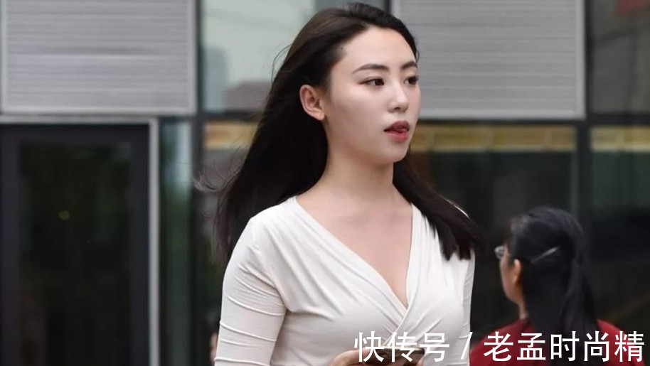 气质 街拍: 穿粉色绸缎阔腿裤的气质美妇, 高贵沉稳的气质给人稳重感觉