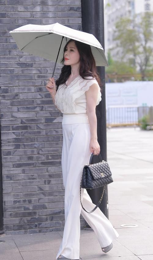 白色|米白色针织衫搭配白色长裤,成熟优雅,很适合性感成熟的少妇