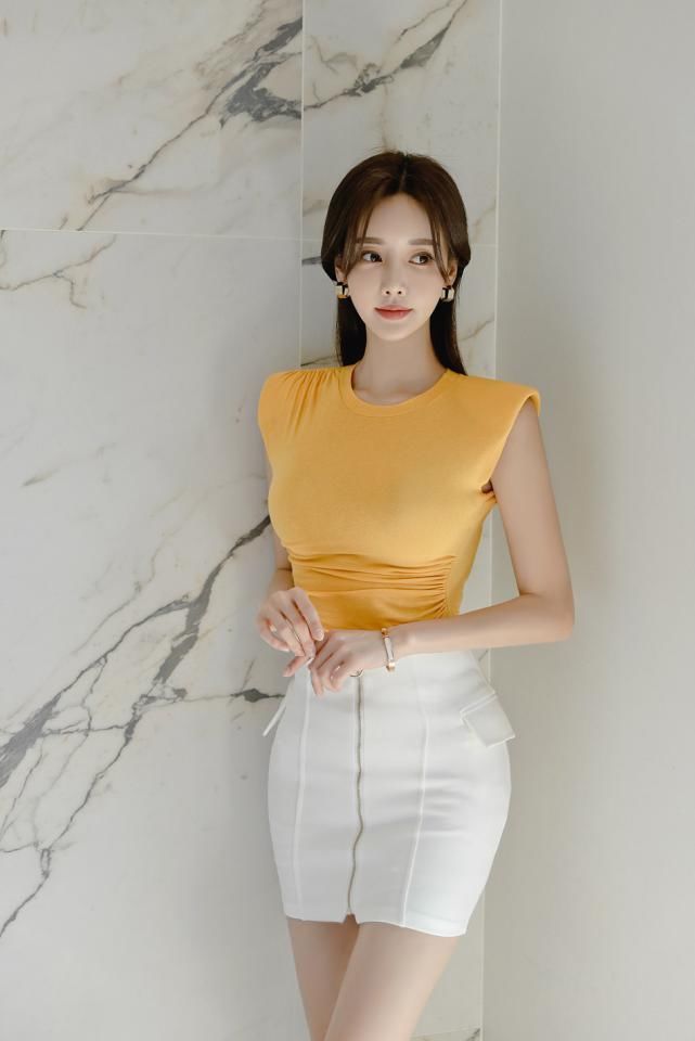 蛋黄色|孙允珠时尚穿搭蛋黄色薄纱短袖+白色修身裙，时尚优雅凸显气质