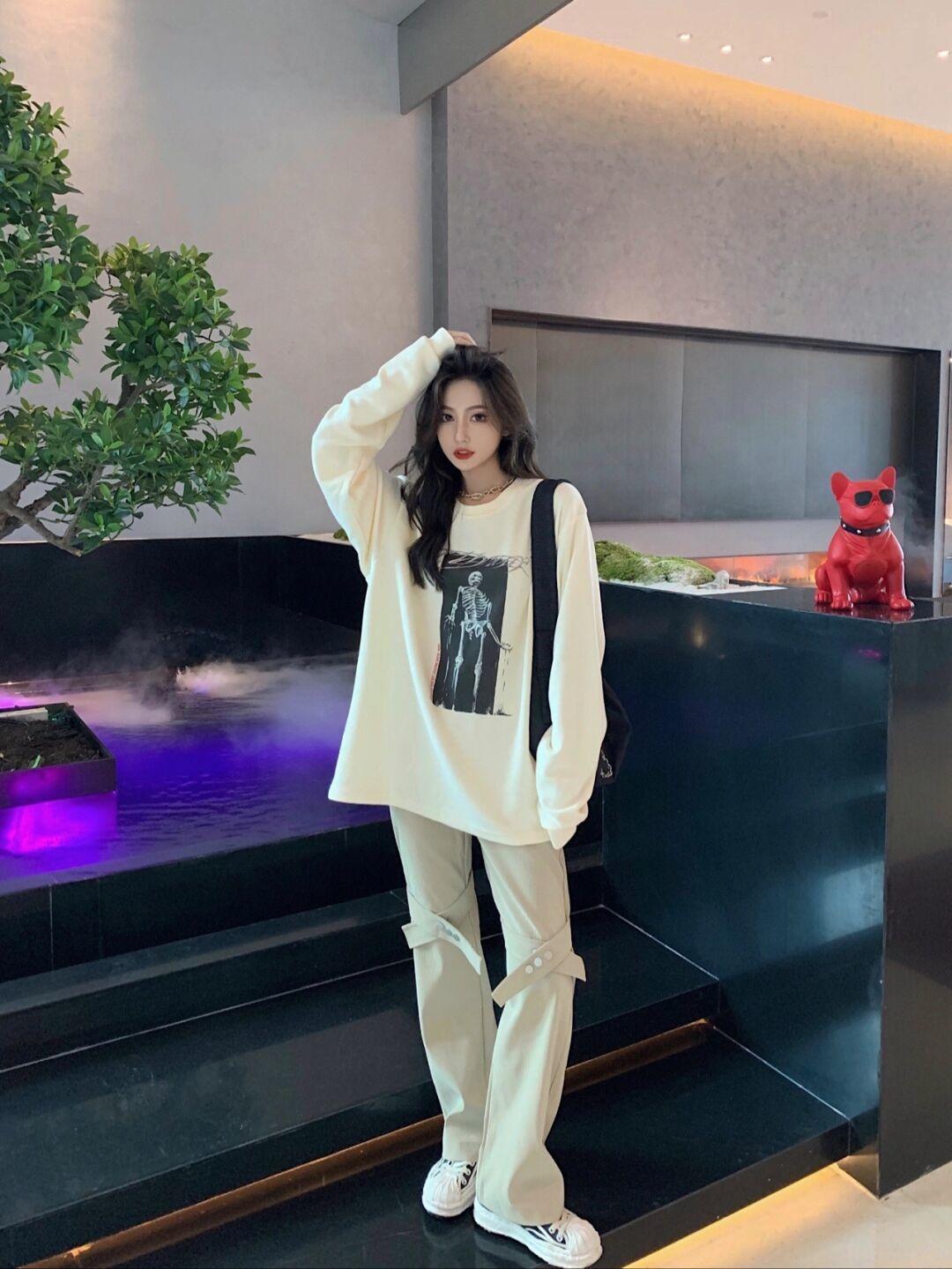 克莱因蓝|不挑年龄的“休闲风”,借鉴几个实用的技巧,卫衣也能穿出潮流感