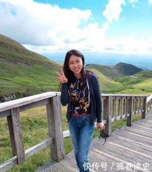 贾浅浅和姜二嫚,一个是作家后代,一个是普通家庭之女,对比鲜明