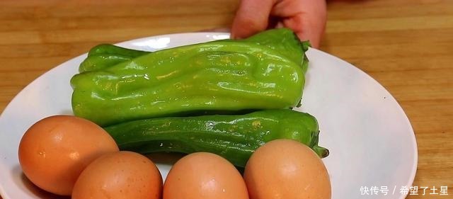 青椒炒鸡蛋正确做法,很多人第一步就错了,这样做才好吃不腥!