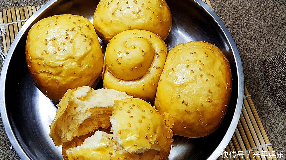  只要有面粉和鸡蛋，就可以做面包，做法简单，口感疏松，好吃香甜