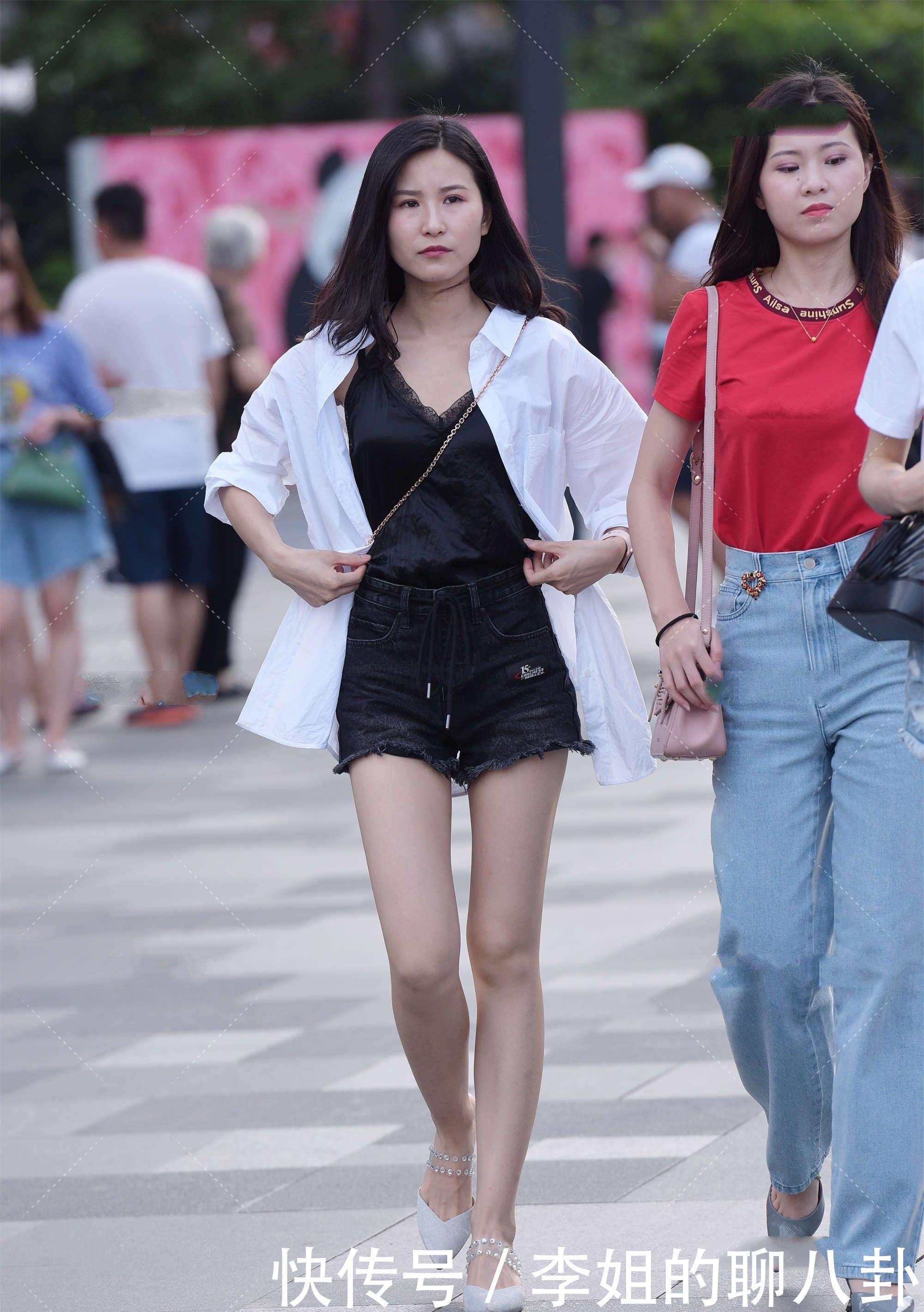 衬衣|白色衬衣不要再单穿了,里面叠加一件黑色衣服,时髦又帅气