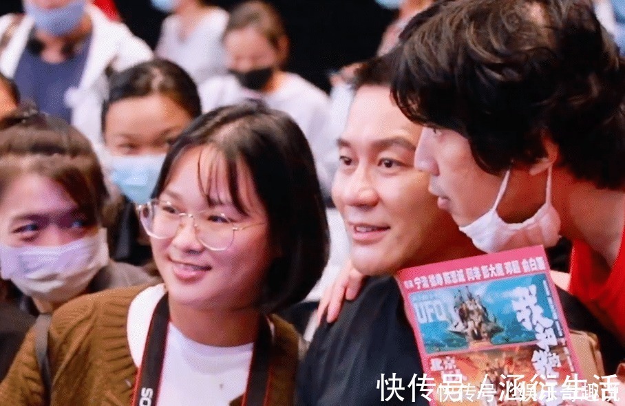 邓超|李晨邓超举动都好暖心!一个是为了工作人员,一个却是为自家兄弟