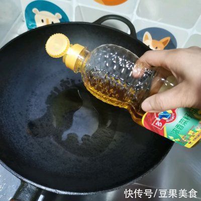 跟妈妈学快手做酸菜一口下肚，唇齿留香