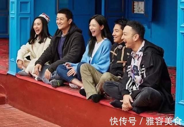 李亞鵬亮相央視綜藝，穿藍(lán)袍與撒貝寧組CP，合唱王菲的歌不尷尬