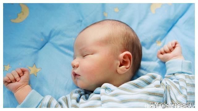家长|宝宝睡觉爱“拱来拱去”？可能在传递“暗号”，家长要及时接收