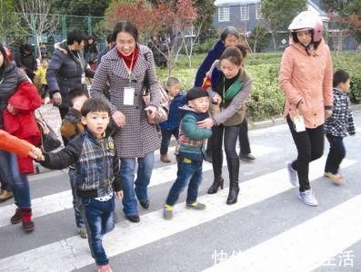 衣着|家长穿睡衣接娃,孩子“无脸见人”,网友:一点肉没露,丢啥人?