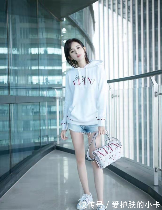 短裤|娜扎穿搭好像学生妹,白色卫衣配短裤好元气,青春靓丽不像29岁