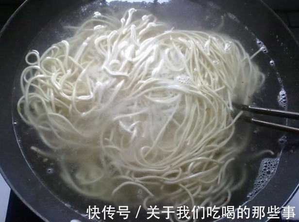 荷包蛋|做凉面时，面条别用开水煮，牢记4个技巧，面根根分明，爽滑筋道