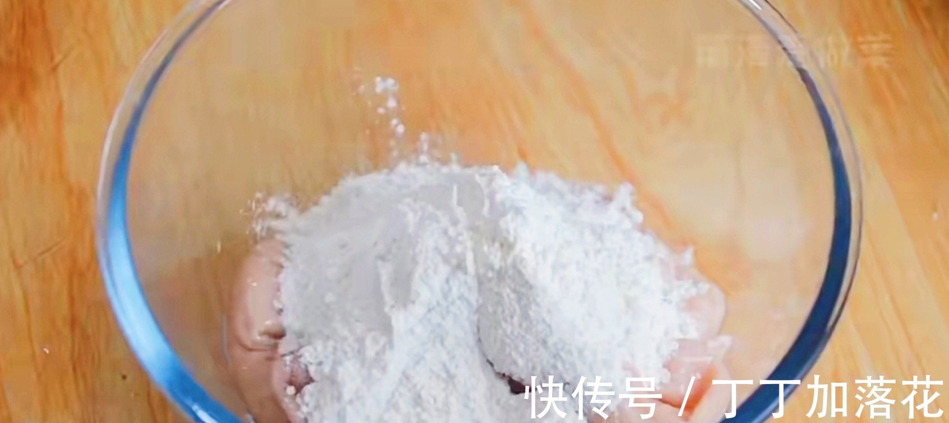 大厨分享大肠炒酸菜的经典做法,大人小孩一次连吃3大碗米饭!