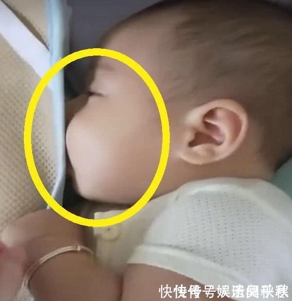 小婴儿|妈妈不让宝宝吃手指,“戏精”宝宝学会这一招,妈妈笑出声来