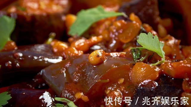 炒茄子先放油就错了,跟着大厨这样做,茄子不吸油不油腻,还入味