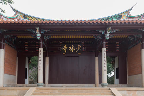 福建泉州也有一座少林寺，由河南少林寺僧人创办，以武术闻名