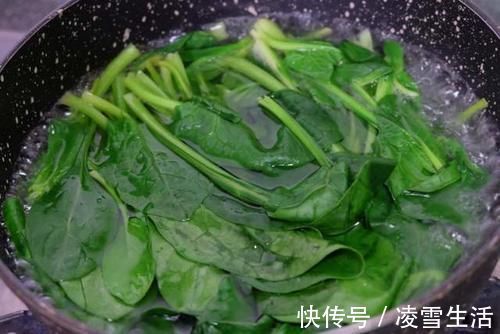 5颗鸡蛋,一把菠菜,就可以吃到又嫩又润的戚风蛋糕,总吃也不够