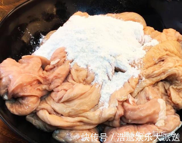 清洗大肠，有人加盐有人用碱大厨都不对，难怪大肠洗不净