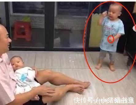 爸妈|儿子看到爸爸抱着妹妹,跺脚骂街堪比大妈,关键是这个眼神完胜!