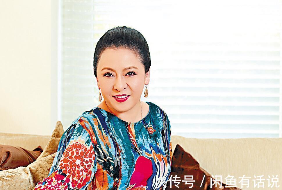 洋气人|向太真是洋气人,穿蕾丝衬衫胸前还挂满珍珠,一路被老公护着真甜