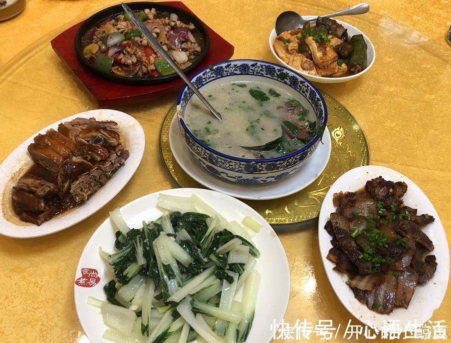 亲戚请吃饭,表姐提前抢着去买单,5人花了210,爸妈满足吃到撑