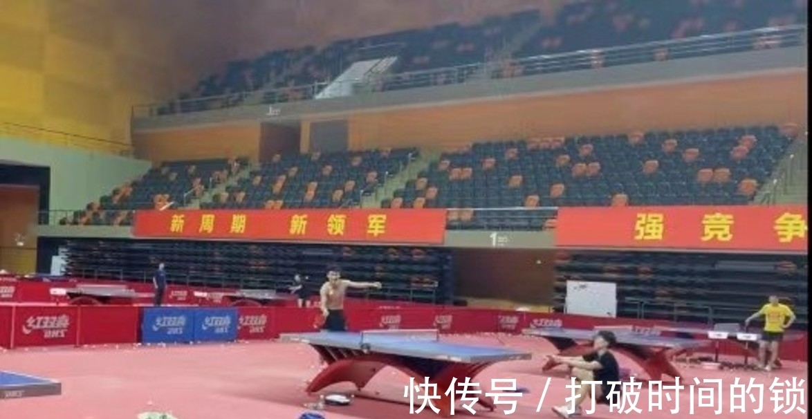 牛冠凯|国乒小将光膀子打球,王楚钦扔球拍倒地上,双脚朝天孙颖莎围观!