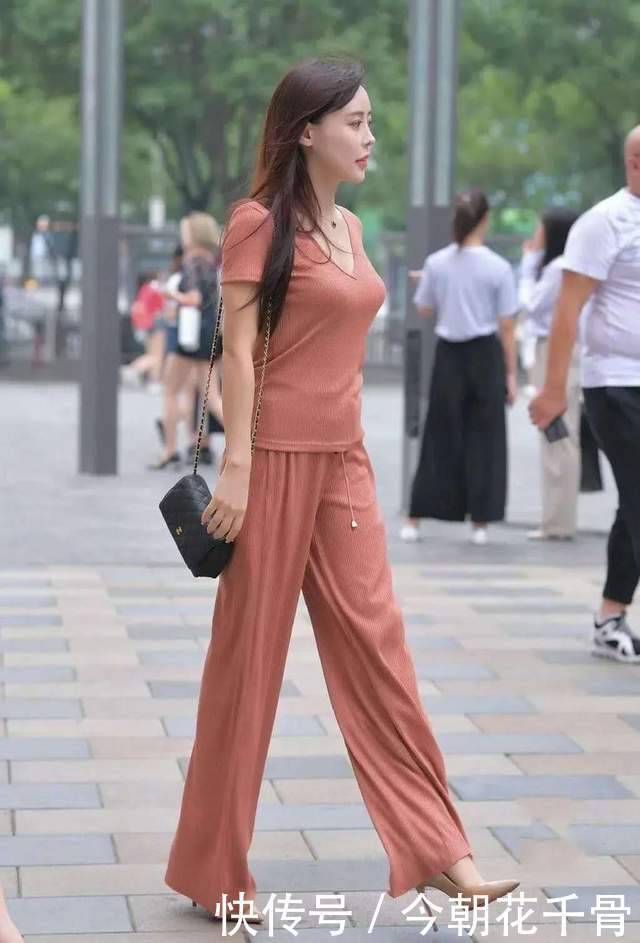 美女|气质美女,一身阔腿裤套装,知性大雅美丽迷人