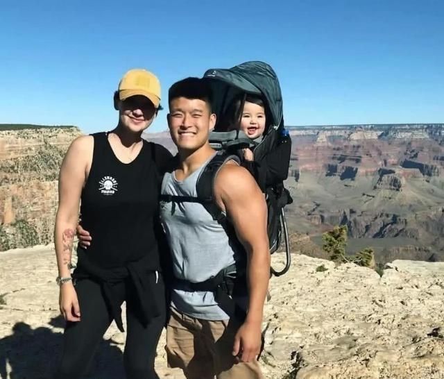 成年人|父母痴迷健身，孩子一岁腹肌线条明显，这怕是成年人都比不了吧