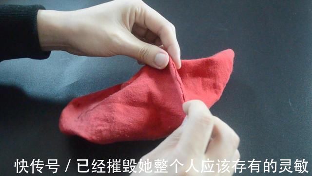 缝纫|穿破的袜子不要扔,简单剪一刀,旧袜子变得和新的一样,太实用了