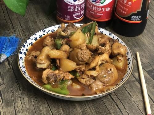 大盘鸡这么做才正宗，鸡肉爽滑麻辣，土豆软糯甜润，4斤肉不够吃