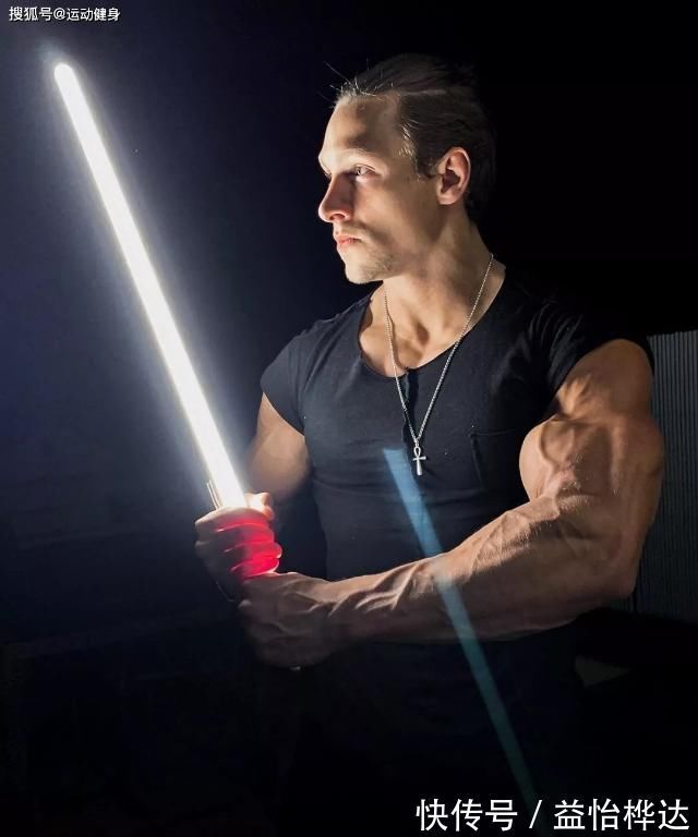 ins|臂围45cm，二头肌似小山包的猛汉奶爸，还自带肌肉抽筋绝活