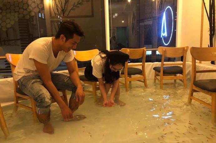 咋办|越南最特殊的咖啡厅,地板上养锦鲤,网友有脚气咋办