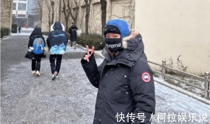 冬训|全红婵现身!穿大棉袄走在雪中,标志性背包,师姐比了个“耶”