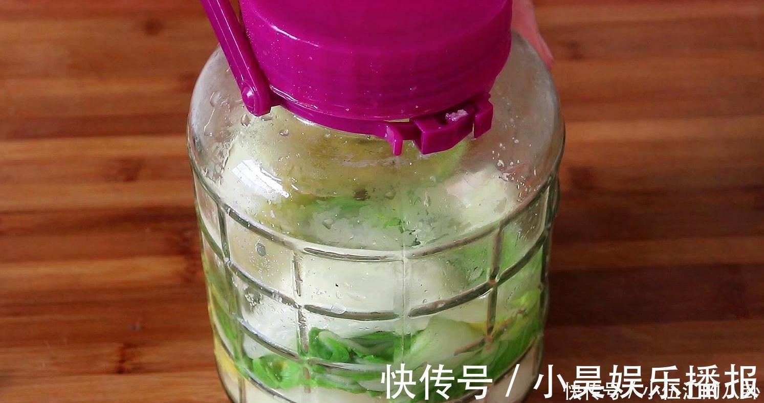 白菜|白菜不再炒着吃了，教你特色吃法，开水一烫，特别解馋