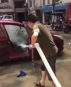 |搞笑GIF:本以为可以瞒天过海 结果还是被发现了