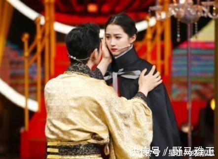 黄教主|黄晓明一把将关晓彤搂入怀中,谁注意她的手放哪?素质装不出来