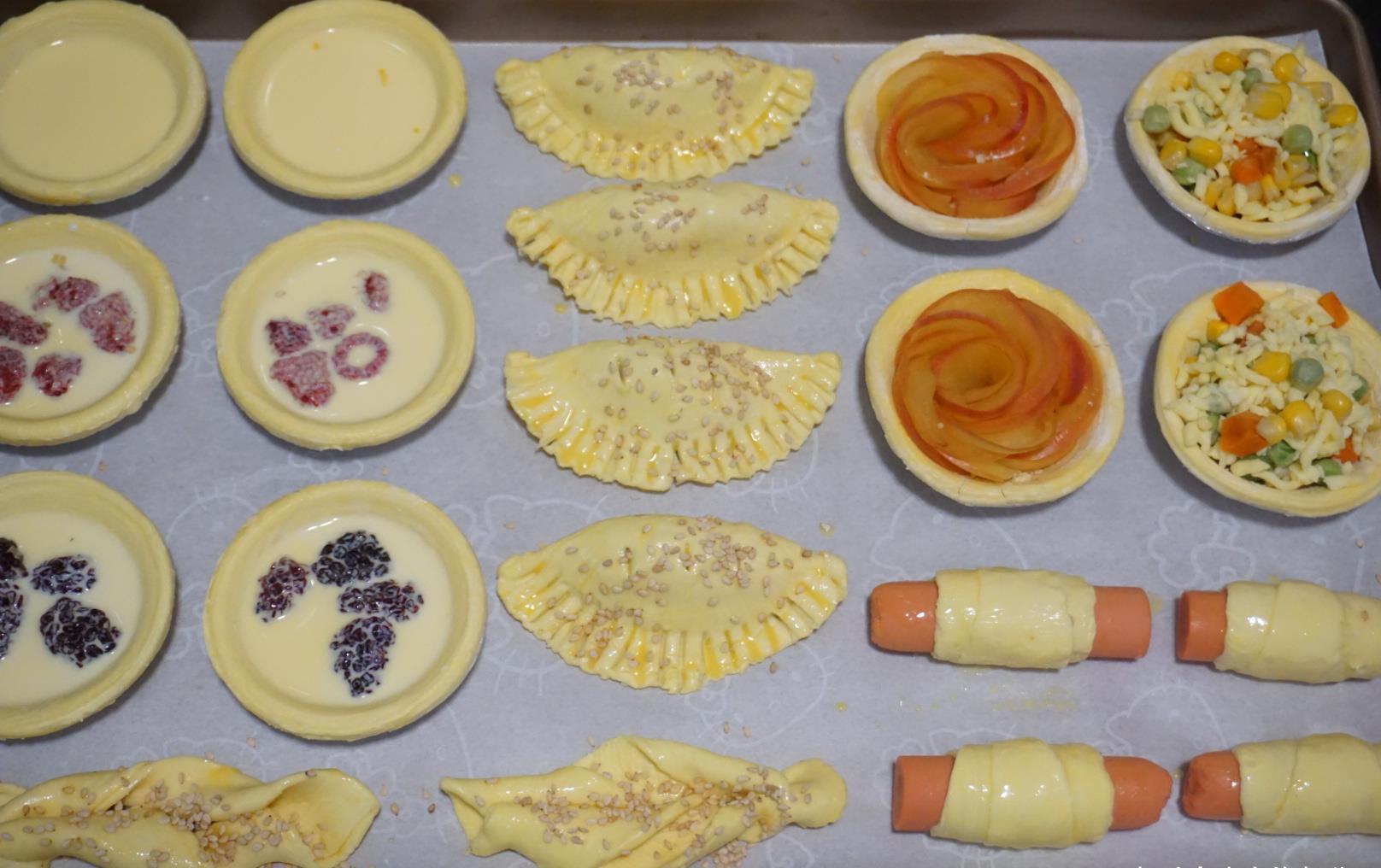 教你用蛋挞皮做酥皮香肠小面包，孩子连吃3个都不够，好做好吃