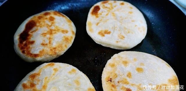 今天用萝卜来做个馅饼,外酥里嫩,鲜嫩多汁,一顿能吃4个