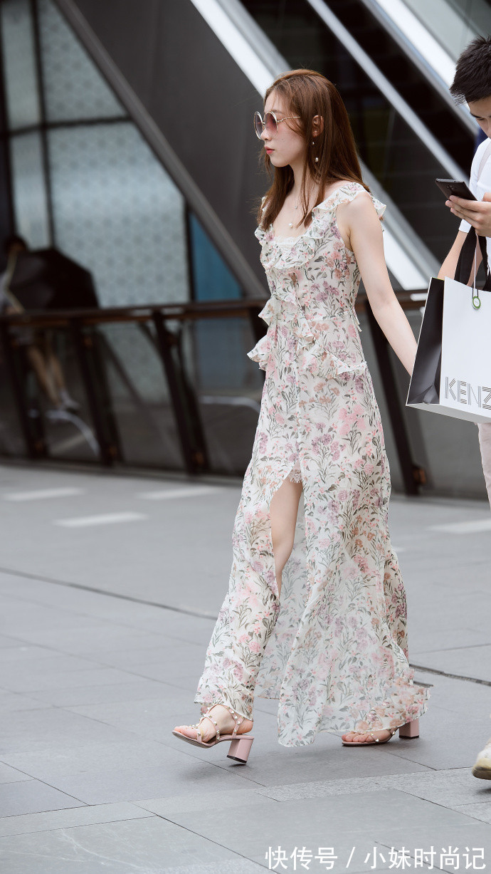 一字肩|街拍,一字肩牛仔衣搭配同款一步裙,简约大方又不失性感