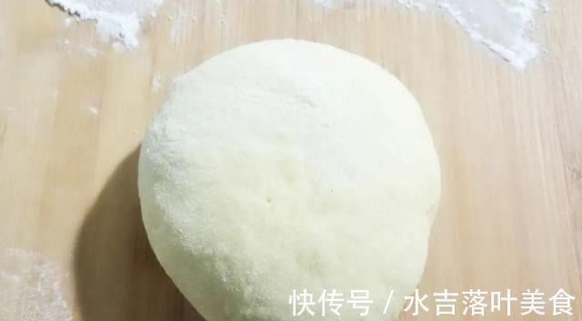 自己在家做面包，加核桃、腰果、芝麻、葡萄干、大枣等，营养十足！