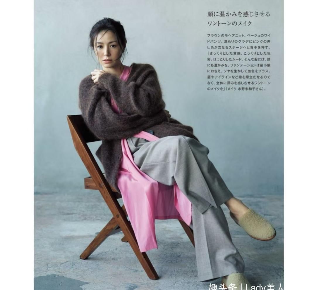 时髦|比黑白灰惊艳、比大地色时髦,最美的“疗愈色”穿搭,一眼就喜欢