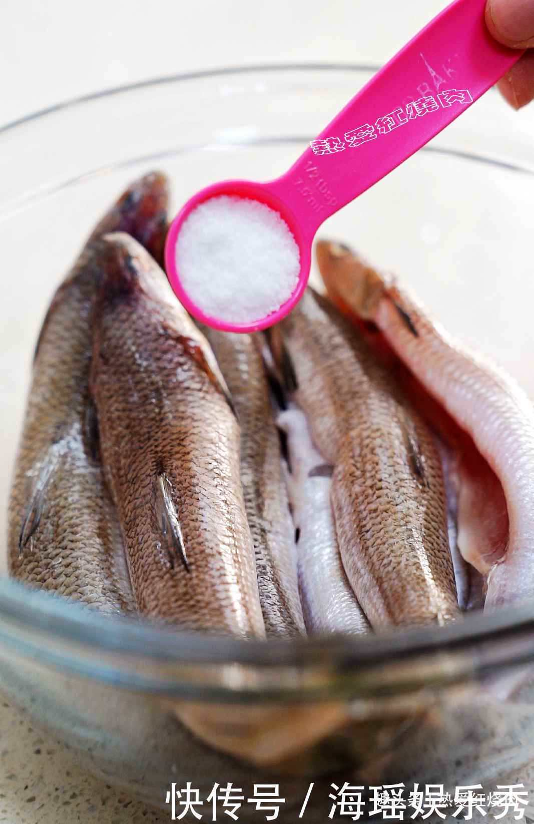  干炸鱼用淀粉还是面粉效果都不如这粉好，外表更酥脆凉了也好吃