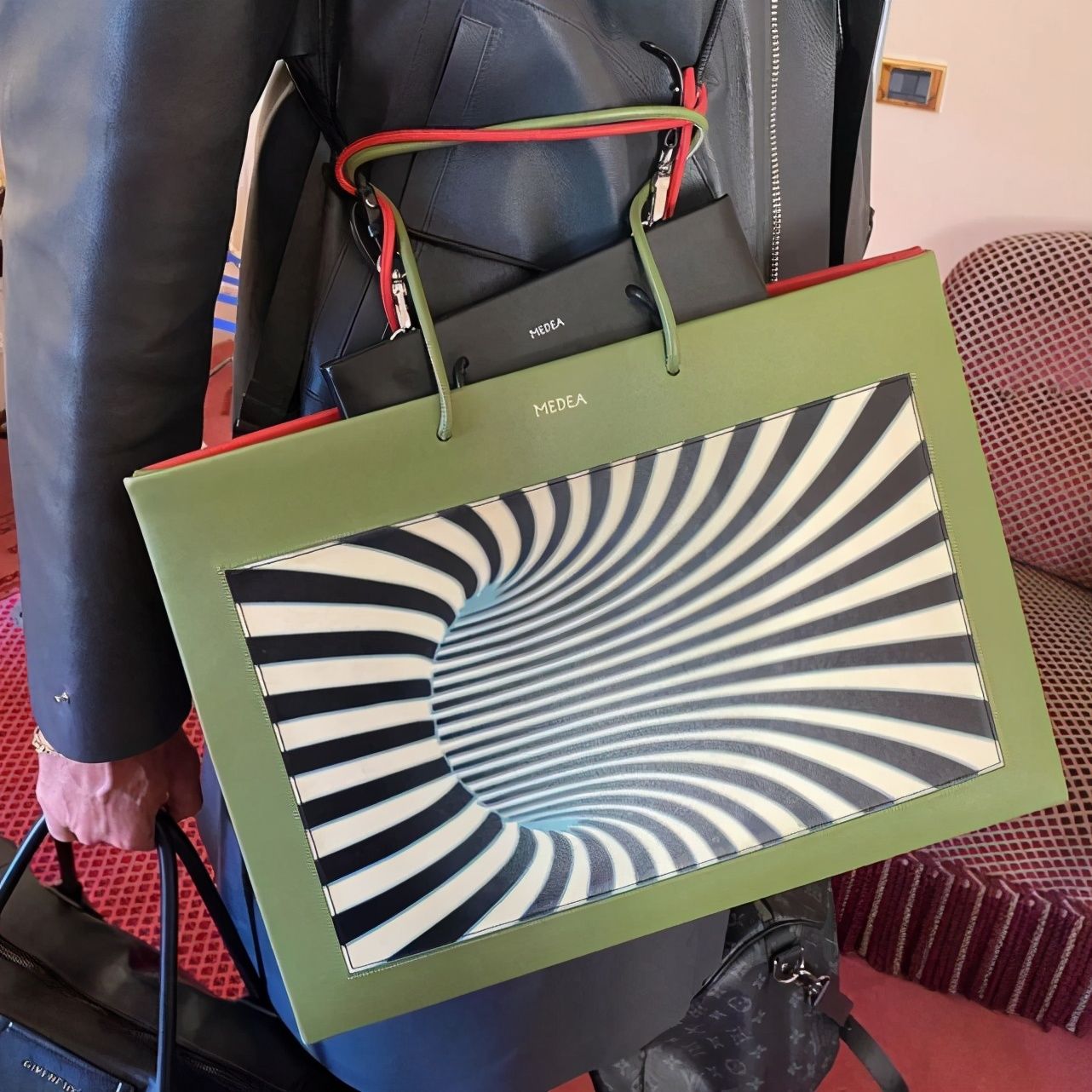 fendi|不会吧？原来最火的包包是「购物袋」