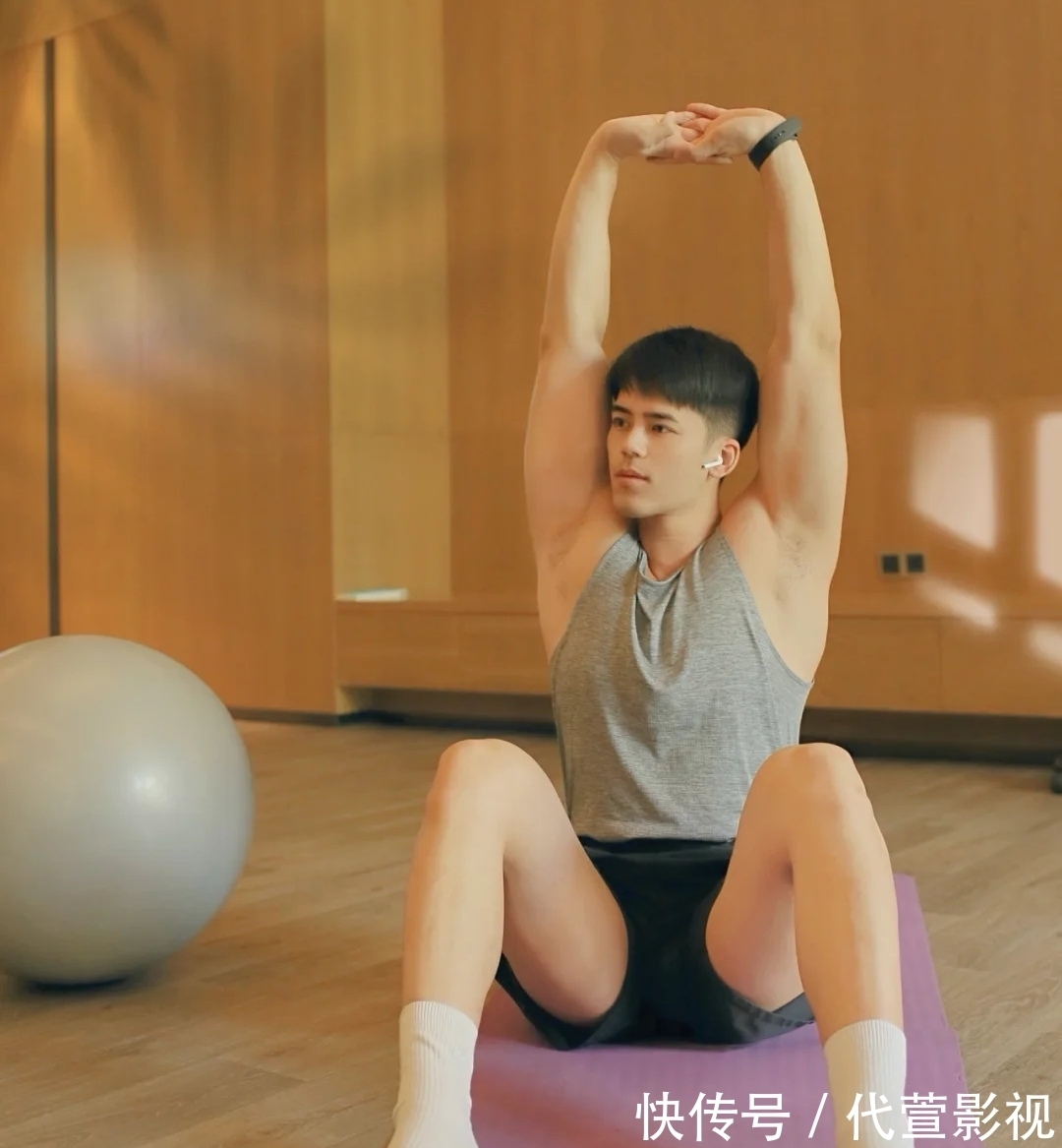 白袜|练瑜伽的白袜鲜肉帅哥,有点可爱哦