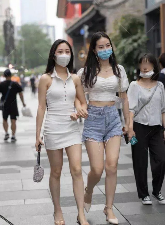 迷人|美女街拍:白色连衣裙姐妹花,与美相伴,时尚迷人