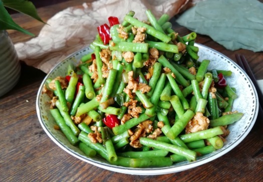 豆角加它这样做,简单又美味,和米饭搭配最好了,能吃两碗饭