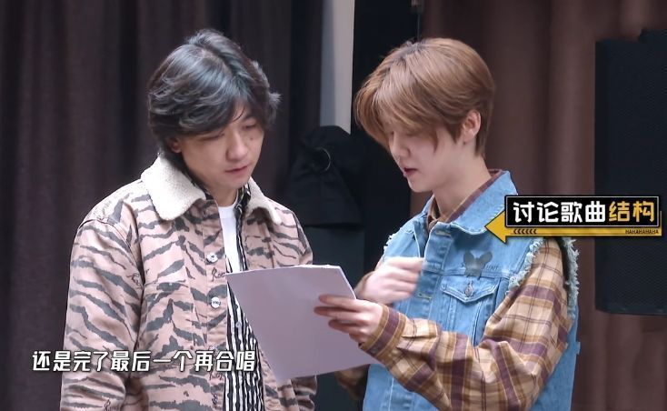 鹿晗|邓超带摄像闯入鹿晗房间，床上一件私人物品引热议，网友：明白了